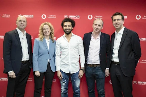 Salah fyrir miðju ásamt fulltrúum Flóttamannastofnuanr SÞ og Vodafone. Ljósm. UNHCR