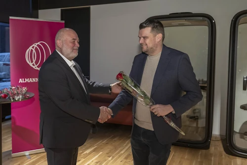Logi Már Einarsson menningar-, nýsköpunar- og háskólaráðherra afhenti styrktarhöfum blóm við tilefnið.