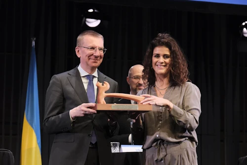 Þórdís Kolbrún Reykfjörð Gylfadóttir utanríkisráðherra afhendir dgars Rinkēvičs, utanríkisráðherra Lettlands, fundarhamarinn.