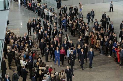 Jens Stoltenberg, framkvæmdastjóri Atlantshafsbandalagsins, í broddi fylkingar utanríkisráðherra NATO í höfuðstöðvum bandalagsins í Brussel í dag.