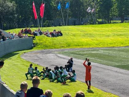 Drengjaliðið fagnaði vel og innilega með íslensku stuðningsfólki í lok úrslitaeinvígis við Selfoss í U14 ára flokki drengja.  