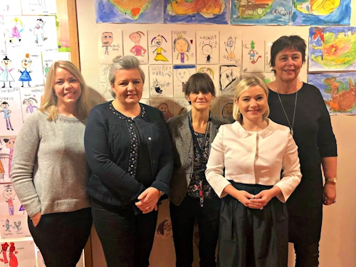 Hrefna Sigurjónsdóttir framkvæmdastjóri og Sigrún Edda Eðvarðsdóttir formaður Heimilis og skóla, Guðrún Gísladóttir kennari, Lilja Alfreðsdóttir mennta- og menningarmálaráðherra og Jónína Ólöf Emilsdóttir skólastjóri Vogaskóla.