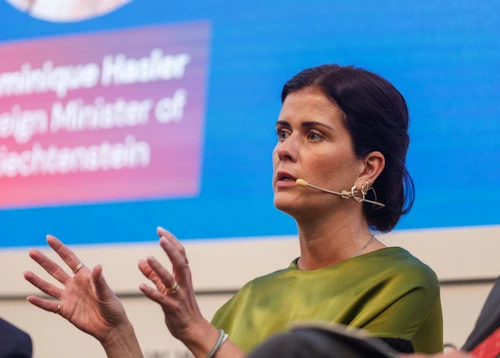 Þórdís Kolbrún Reykfjörð Gylfadóttir utanríkisráðherra tekur til máls í pallborðsumræðum á ráðstefnu í tilefnu 30 ára afmælis EES-samningsins.