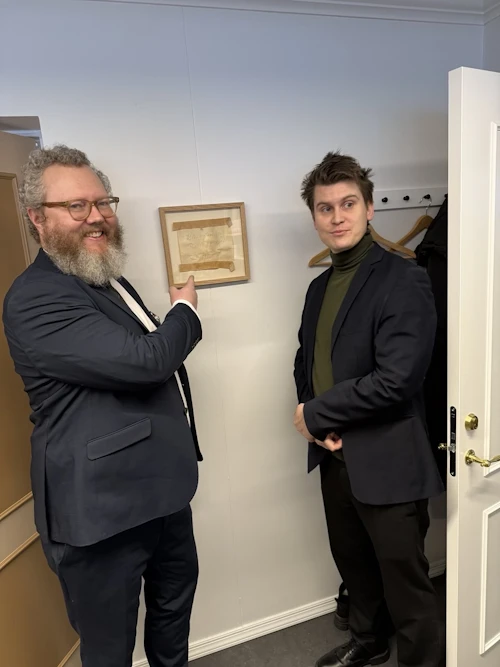 Rúnar Leifsson, forstöðumaður Minjastofnunar, sýnir ráðherra minjar sem fundust við endurbætur á húsnæði stofnunarinnar. Á gamalli hurð, sem felld hafði verið inn í vegg, leyndist miði með skilaboðunum: „Bannað að opna hurðina. Hér eru kommar. As everywhere“. Húsnæðið var á árum áður í eigu Sjálfstæðisflokksins og höfðu Heimdellingar m.a. þar aðstöðu.
