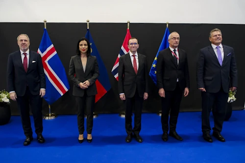 Kristján Andri Stefánsson, sendiherra Íslands í Brussel, Dominique Hasler, utanríkisráðherra Liechtenstein, Espen Barth Eide, utanríkisráðherra Noregs, Péter Sztáray, fulltrúi ungversku formennskunnar í ráði Evrópusambandsins, og Maroš Šefčovič, varafoseti framkvæmdastjórnar Evrópusambandsins. 