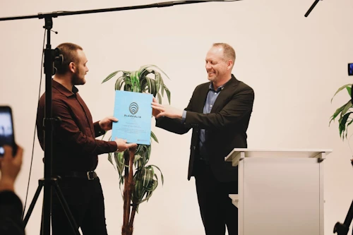 Guðmundur Ingi Guðbrandsson umhverfis- og auðlindaráðherra afhendir Kolbeini Lárusi Sigurðssyni Bláskelina