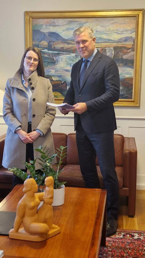 Bjarni Benediktsson forsætisráðherra tekur við undirskriftalistanum úr hendi Lindu Karenar Gunnarsdóttir, formanns Dýraverndarsambands Íslands.