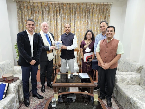 Guðni Bragason sendiherra með forsætisráðherra Himachal Pradesh-fylkis, Jai Ram Thakur.