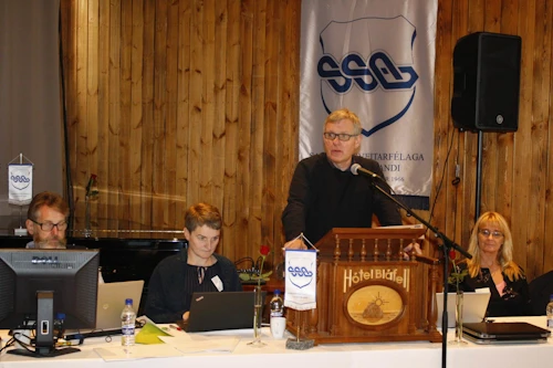 Jón Giunnarsson flytur ávarp á aðalfundi SSA á Breiðdalsvík.