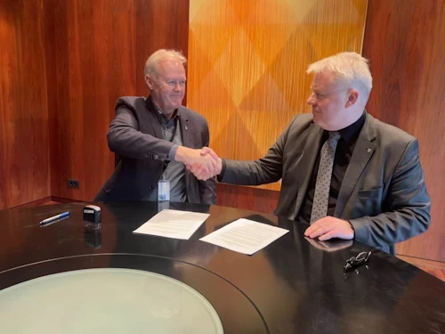 Fannar Jónasson bæjarstjóri í Grindavík og Sigurður Ingi Jóhannsson innviðaráðherra við undirritun samkomulagsins