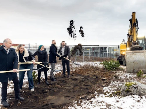 Óskar Jósefsson forstjóri FSRE, Lovísa Eðvarðsdóttir formaður nemendaráðs, Guðrún Hrefna Guðmundsdóttir skólameistari, Einar Þorsteinsson borgarstjóri og Ásmundur Einar Daðason, mennta- og barnamálaráðherra, taka fyrstu skóflustungurnar að nýrri byggingu fyrir starfsnám í FB