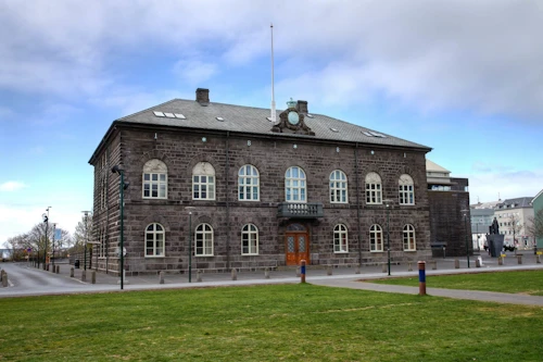 Alþingishúsið við Austurvöll.