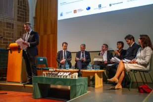 Islands utrikesminister inledde paneldebatten. 