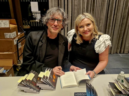 Lilja Dögg Alfreðsdóttir menningar- og viðskiptaráðherra ásamt höfundinum Neil Gaiman.