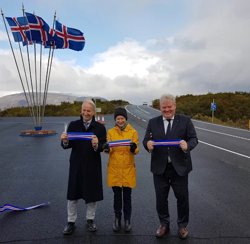Ari Trausti Guðmundsson, formaður Þingvallanefndar, Bergþóra Þorkelsdóttir, forstjóri Vegagerðarinnar, og Sigurður Ingi Jóhannsson, samgöngu- og sveitarstjórnarráðherra opnuðu Þingvallaveg formlega í dag.