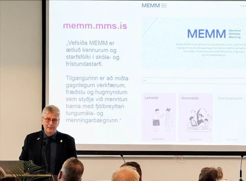 Guðmundur Ingi Kristinsson, mennta- og barnamálaráðherra, opnar nýjan vef á ráðstefnunni Menntakviku 2025