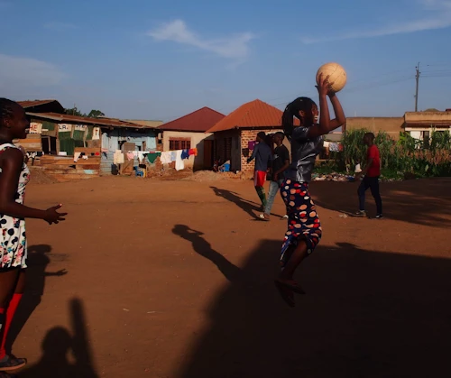 Ungmenni í fátækrahverfum Kampala eru meðal þeirra sem njóta styrkja gegnum íslensk félagasamtök. Ljósm. gunnisal
