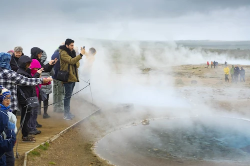 Ferðamenn við hver.