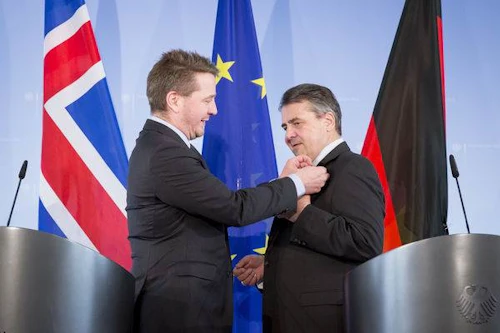 Guðlaugur Þór nælir HeForShe merki í Sigmar Gabriel.