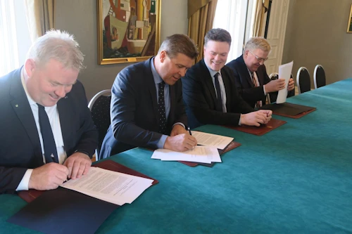 Sigurður Ingi Jóhannsson, Bjarni Benediktsson, Halldór Halldórsson og Karl Björnsson við undirritun samkomulagsins.
