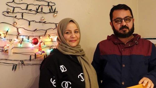 Ahlam og Khalifa flúðu átök í Írak og hafa nú hlotið hæli á Íslandi þar sem þau hófu nýtt líf ásamt þremur ungum dætrum sínum. Ljósmynd © UNHCR/Elisabeth Haslund