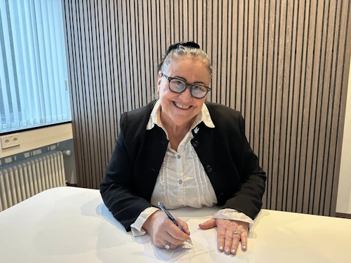 Inga Sæland, félags- og húsnæðismálaráðherra, undirritar reglugerðina.