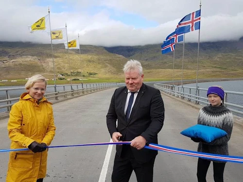 Sigurður Ingi Jóhannsson, samgöngu- og sveitarstjórnarráðherra, og Bergþóra Þorkelsdóttir, forstjóri Vegagerðarinnar, klippa borða og opna nýjan vegarkafla í botni Berufjarðar. Þeim til aðstoðar var Anna Jóna Eðvarðsdóttir frá Hvannabrekku í Berufirði.