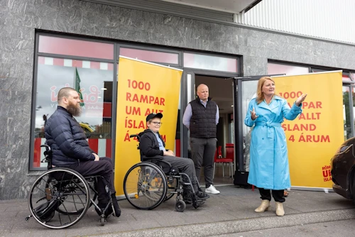 Rósa Guðbjartsdóttir, bæjarstjóri Hafnarfjarðar, ávarpar gesti við opnunina. Með henni eru Haraldur Þorleifsson, hvatamaður verkefnisins, Vilhjálmur Hauksson, sem vígði rampinn, og Ágúst Bjarni Garðarsson.