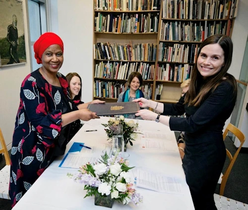 Katrín Jakobsdóttir forsætisrðaherra afhendir Phumzile Mlambo-Nguka viljayfirlýsingu norrænu ráðherranna. Ljósmynd: forsætisráðuneytið