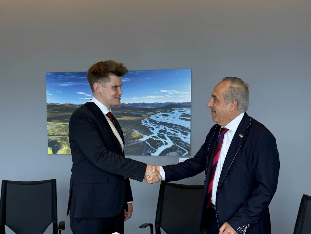 Jóhann Páll Jóhannsson, umhverfis-, orku og loftslagsráðherra, og Guillermo Francisco Reyes Gonzalez, sendiherra Kólumbíu.
