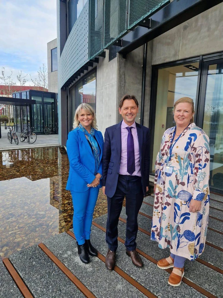 Áslaug Dóra Eyjólfsdóttir aðalritari landsnefndar, James Bridge, aðalritari bresku landsnefndarinnar og Sæunn Stefánsdóttir, formaður landsnefndar.