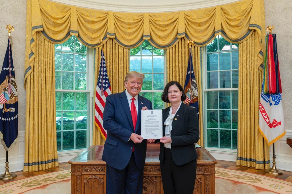 Donald Trump Bandaríkjaforseti og Bergdís Ellertsdóttir sendiherra