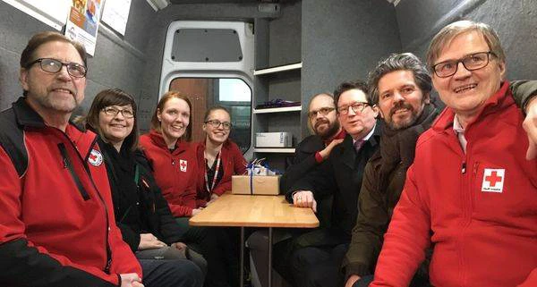 Óttarr Proppé, fyrrum heilbrigðisráðherra og núverandi menntamálaráðherra Kristján Þór Júlíusson og borgarstjórann í Reykjavík, Dag B. Eggertsson, ásamt Sveini Kristinssyni formanni Rauða krossins á Íslandi, Árna Gunnarssyni formanni Reykjavíkurdeildarinnar, Þóri Guðmundsson forstöðumann Rauða krossins í Reykjavík og Svölu Jóhannesdóttur verkefnastýru og sjálfboðaliða