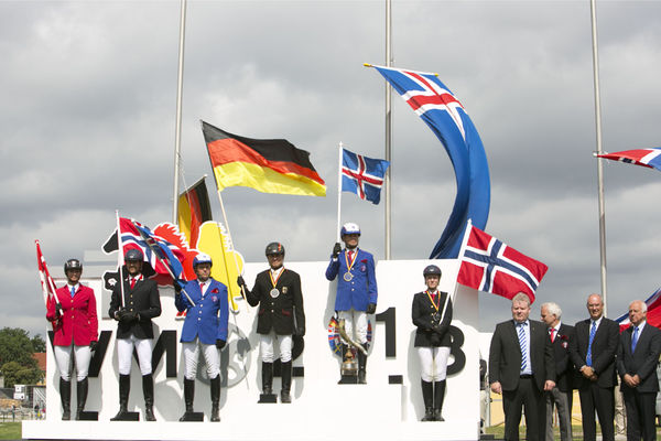 Verðlaunaafhending í tölti Verðlaunaafhending í tölti