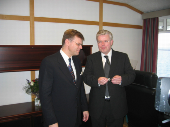 einar_k_og_arni Árni afhendir Einari lyklavöldin af sjr