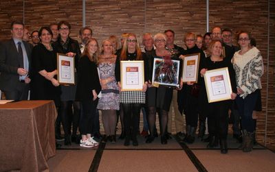 Verðlauna- og viðurkenningahafar á nýsköpunarverðlaununum 2015, ásamt Halldóri Halldórssyni, formanni Sambands íslenskra sveitarfélaga. Verðlauna- og viðurkenningahafar á nýsköpunarverðlaununum 2015, ásamt Halldóri Halldórssyni, formanni Sambands íslenskra sveitarfélaga
