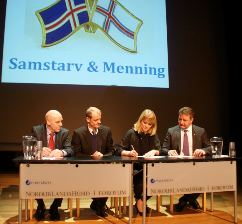 Steingrímur J. Sigfússon, Jörgen Niclasen, Katrín Júlíusdóttir og Johan Dahl undirrituðu viljayfirlýsinguna.