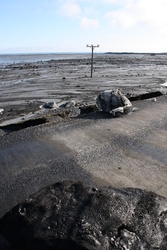 Fljótið rann vestur með veginum og skemmdi á stórum kafla. Fljótið rann vestur með veginum og skemmdi á stórum kafla.