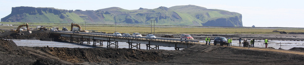 Bílar tóku að streyma yfir brúna strax eftir opnun. Bílar tóku að streyma yfir brúna strax eftir opnun.