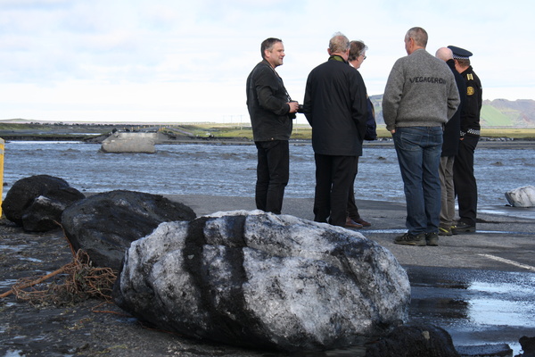 Aðeins þrír stöðlar af sex af brúnni yfir Múlakvísl eru eftir. Aðeins þrír stöðlar af sex af brúnni yfir Múlakvísl eru eftir.