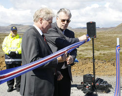 Innanríkisráðherra og vegamálastjóri opnuðu Suðurstrandarveg formlega í dag. Innanríkisráðherra og vegamálastjóri opnuðu Suðurstrandarveg formlega í dag.