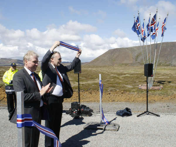 Innanríkisráðherra og vegamálastjóri opnuðu Suðurstrandarveg formlega í dag. Innanríkisráðherra og vegamálastjóri opnuðu Suðurstrandarveg formlega í dag.