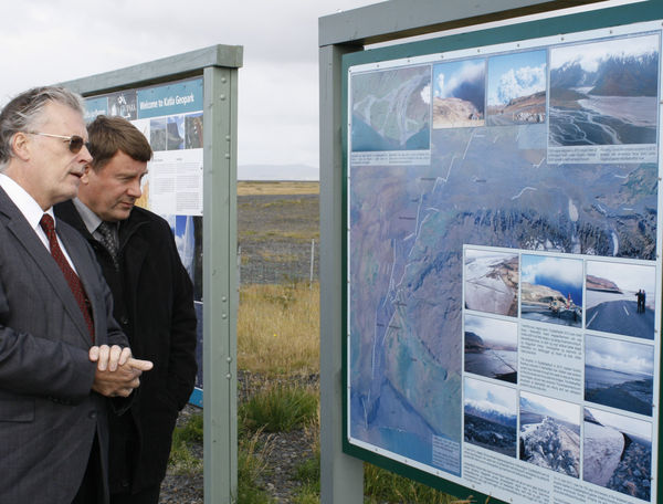 Innanríkisráðherra og sýslumaðurinn á Hvolsvelli skoða upplýsingaskilltin hjá Markarfljóti. Innanríkisráðherra og sýslumaðurinn á Hvolsvelli skoða upplýsingaskilltin hjá Markarfljóti.