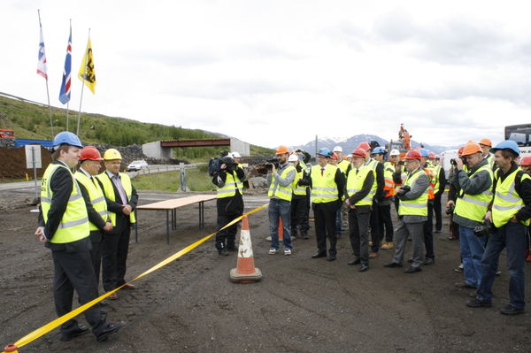 Fyrsta formlega sprenging í Vaðlaheiðragöngum fór fram í dag. Fyrsta formlega sprenging í Vaðlaheiðragöngum fór fram í dag.
