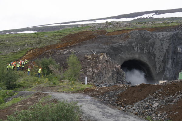 Fyrsta formlega sprenging í Vaðlaheiðragöngum fór fram í dag. Fyrsta formlega sprenging í Vaðlaheiðragöngum fór fram í dag.