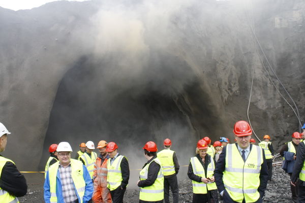 Fyrsta formlega sprenging í Vaðlaheiðragöngum fór fram í dag. Fyrsta formlega sprenging í Vaðlaheiðragöngum fór fram í dag.