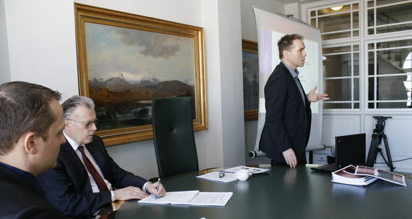 Innanríkisráðherra og fulltrúar Umferðarstofu kynntu skýrslu um umferðarslys 2012 í dag. Innanríkisráðherra og fulltrúar Umferðarstofu kynntu skýrslu um umferðarslys 2012 í dag.