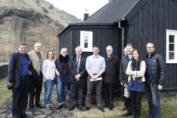 Fulltrúar Vestmannaeyjabæjar og innanríkisráðuneytis við Landlyst í Eyjum eftir fundinn. Fulltrúar Vestmannaeyjabæjar og innanríkisráðuneytis við Landlyst í Eyjum eftir fundinn.