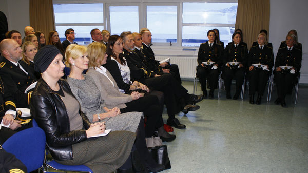 Sextán lögreglunemar voru útskrifaðir frá Lögregluskóla ríkisins í dag. Sextán lögreglunemar voru útskrifaðir frá Lögregluskóla ríkisins í dag.