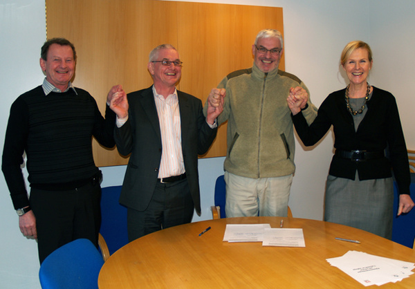 Vaktstod-undirskr Skrifað undir samning um Vaktstöð Siglinga